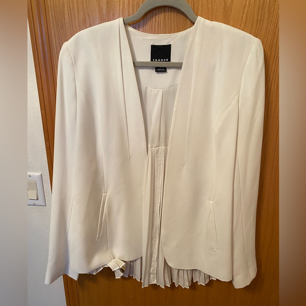 Nwot! Trouve large white pleated open jacket